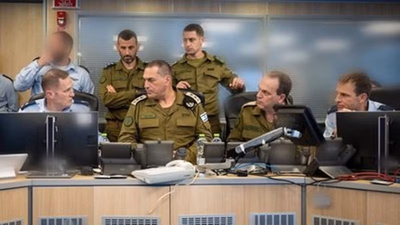 Theo các quan chức an ninh giấu tên, tình báo Israel đã biết được chỉ vài giờ trước cuộc không kích rằng, mười bộ trưởng Houthi đã tập trung bên ngoài Sanaa để nghe bài phát biểu của thủ lĩnh nhóm, Abdul Malik al-Houthi. khong-kich-5.jpg
