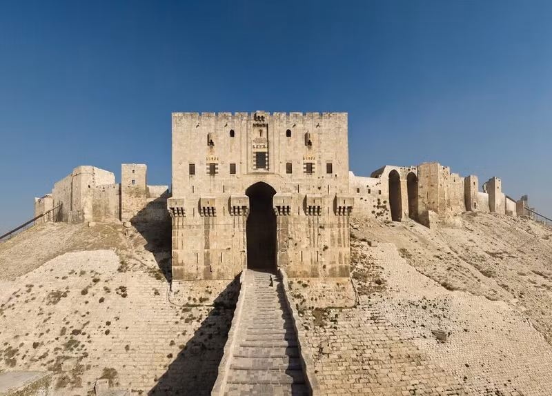 Thành cổ Aleppo tọa lạc trên một gò đất khổng lồ ở trung tâm của một trong những thành phố cổ nhất trên Trái Đất, và một số phần của địa điểm này đã được sử dụng trong hơn 4.000 năm. lau-dai-1.jpg