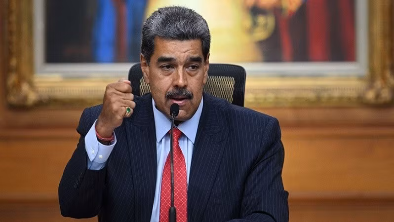 "Hôm nay, một quá trình tham vấn đã bắt đầu để tuyên bố tình trạng khẩn cấp theo hiến pháp nhằm bảo vệ người dân, hòa bình và ổn định nếu Caracas bị Mỹ tấn công quân sự", Tổng thống Venezuela, Nicolas Maduro, nói. tt-ven.jpg
