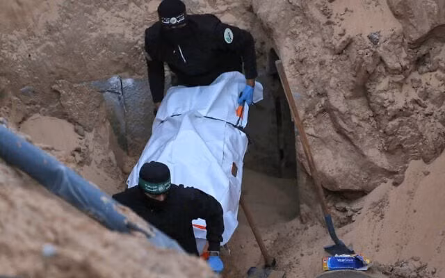 Ngay sau lệnh của Thủ tướng Netanyahu, Hamas cho biết, họ sẽ hoãn việc bàn giao thi thể của một con tin Israel khác đã chết "dự kiến diễn ra hôm nay, do những vi phạm từ Israel". thi-the.jpg