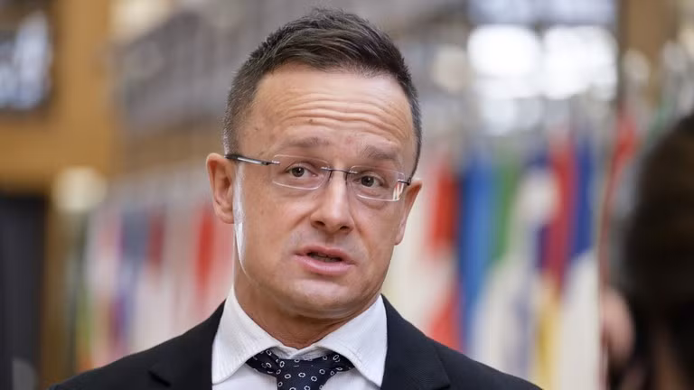 Budapest nhanh chóng bác bỏ cáo buộc này của nhà lãnh đạo Kiev. Ngoại trưởng Hungary Peter Szijjarto nói rằng, ông Zelensky “đang bắt đầu nhìn thấy những điều không có thật”. ngoai-trg.jpg