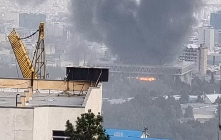 Ngoài ra, theo Al Jazeera, các cuộc tấn công của Israel đã đóng cửa mỏ khí đốt lớn nhất của Iran, South Pars, gây gián đoạn nguồn cung cấp khí đốt và gia tăng áp lực kinh tế lên Tehran. nha-may-9.jpg