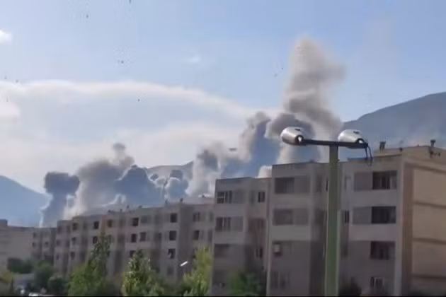 Theo BBC, các cuộc không kích của Israel đã phá hủy các kho chứa UAV, bệ phóng và khu phức hợp hạt nhân Natanz của Shahed, nơi IAEA cho biết, 15 máy ly tâm đã bị hư hại. nha-may-8.jpg