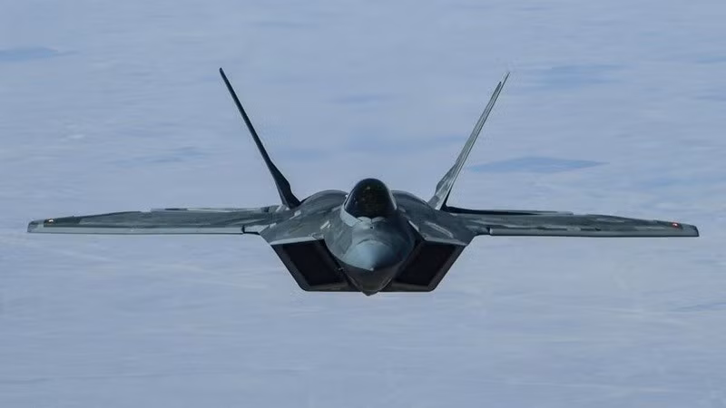 F-22 Raptor là máy bay chiến đấu tàng hình thế hệ thứ năm, chiếm ưu thế trên không, do Lockheed Martin và Northrop Grumman chế tạo. f4.jpg