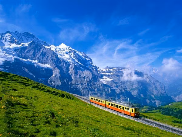 Nằm dưới chân dãy núi Bernese Alps, vùng Jungfrau hùng vĩ là nơi có Jungfraujoch, thường được mệnh danh là "Nóc nhà Châu Âu". Đây là một vùng đất yên ngựa trên dãy núi Bernese Alps, nối liền hai đỉnh núi Jungfrau và Monch. thuy-si-8-2521.jpg