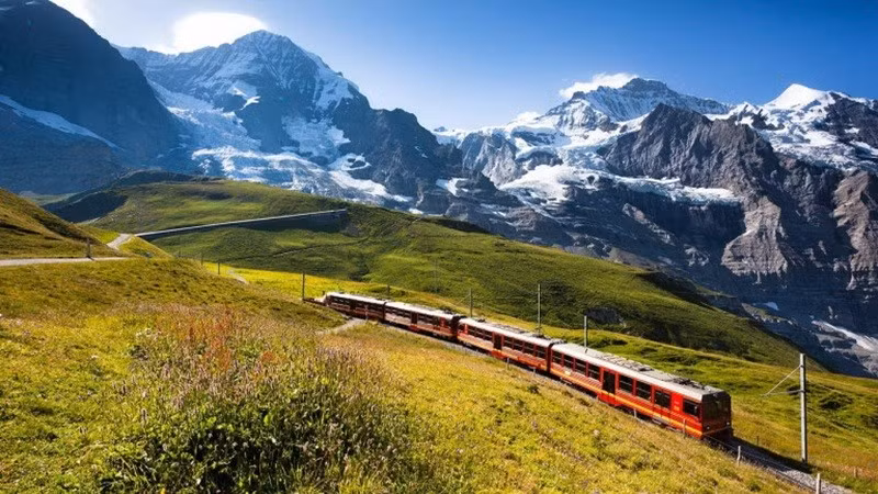 Tuyến đường sắt Glacier Express nổi tiếng từ Zermatt đến St. Moritz là một trong những mạng lưới đường sắt huyền thoại nhất của Thụy Sĩ, đi qua 291 cây cầu, 91 đường hầm và leo lên độ cao 2.033 mét tại đèo Oberalp. thuy-si-7.jpg