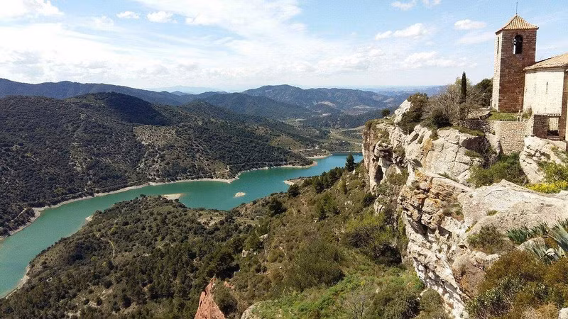 Phía nam Barcelona là vùng rượu vang Penedes. Khu vực này có 300 nhà máy rượu vang, khiến nơi đây trở thành điểm đến tuyệt vời cho những người đam mê vườn nho. Phong cảnh nông thôn cũng mang đến những tuyến đường đạp xe tuyệt vời cho những ai muốn có một chuyến đi năng động hơn. TBN 6.jpg