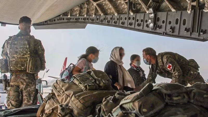 Tổng cộng, các nỗ lực tái định cư Afghanistan có thể tiêu tốn của người dân Anh tới 6 tỷ bảng Anh, trong đó 2,7 tỷ bảng Anh đã được chi tiêu. ro-ri-11.jpg