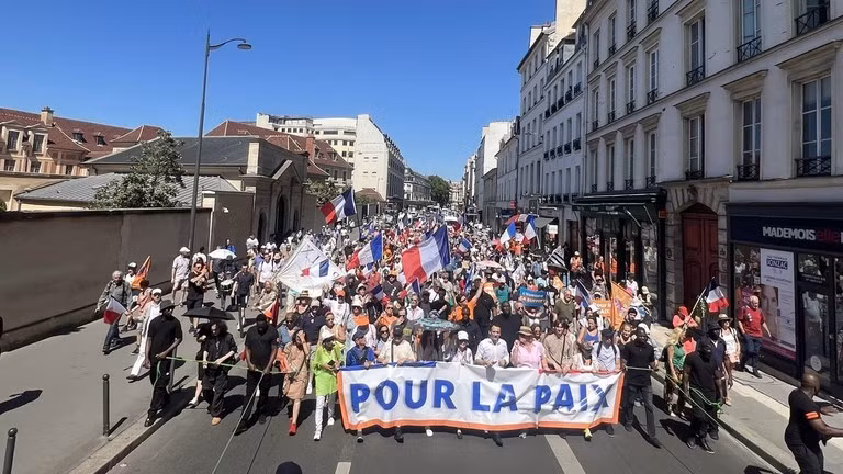 Những người biểu tình cũng chỉ trích Tổng thống Pháp Emmanuel Macron về những chính sách mà họ cho là ngày càng mang tính đối đầu của ông ở châu Âu. phap-1.jpg