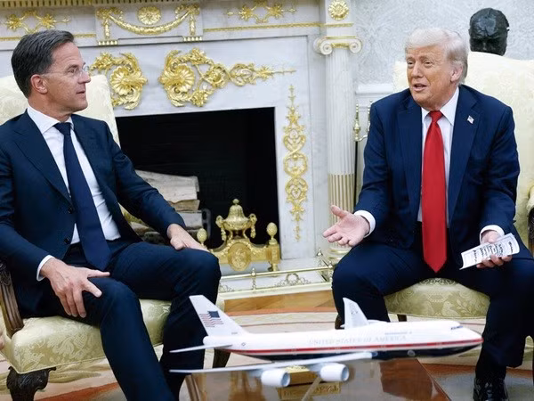 trump-va-thu-ky-nato.jpg