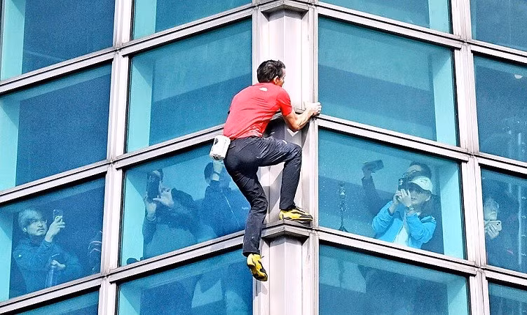 Honnold, 40 tuổi, là một nhân vật nổi tiếng trong cộng đồng leo núi gần hai thập kỷ qua - nổi lên từ những năm đầu tuổi 20 nhờ những lần leo núi tự do thành công trên các tuyến đường đầy thử thách. leo-8.jpg