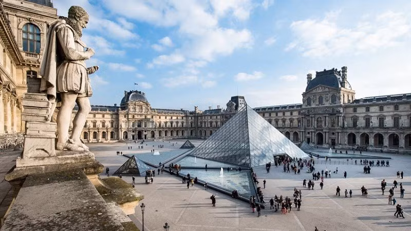 Tháp Eiffel, Bảo tàng Louvre, Khải Hoàn Môn và Nhà thờ Đức Bà là những biểu tượng dễ nhận biết của Paris và là điểm thu hút chính đối với du khách. 2.jpg