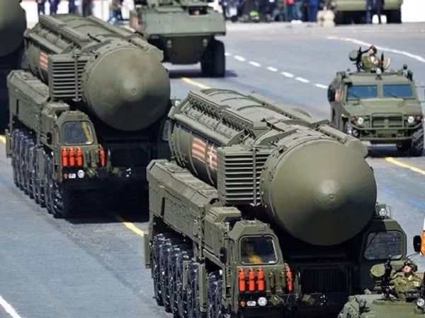Nói về năng lực quân sự Nga, ông Peskov cho biết, Moscow đã phát triển vũ khí chiến lược có hệ thống trong nhiều năm, phù hợp với tầm nhìn dài hạn của riêng mình, và tuyên bố, Nga đang sở hữu bộ ba hạt nhân hiện đại nhất thế giới. bo-ba.jpg