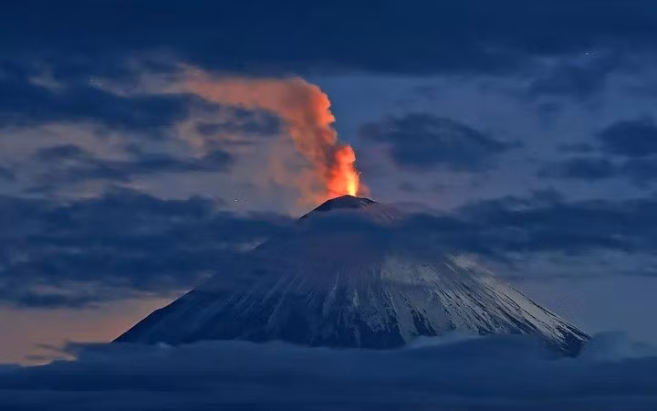 Đài quan sát Núi lửa Alaska cảnh báo: "Bất ổn vẫn ở mức độ thấp tại Núi Spurr, thỉnh thoảng có động đất nhỏ bên dưới núi lửa. Hình ảnh chụp từ webcam rõ nét miệng núi lửa trên đỉnh núi có lượng hơi nước nhỏ được phát thải". alaska-8.jpg