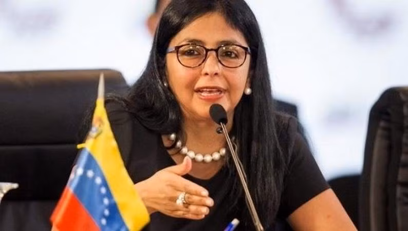 Phó Tổng thống Venezuela, Delcy Rodriguez, làm rõ rằng, tình trạng khẩn cấp sẽ trao cho Tổng thống Maduro thêm quyền lực để huy động quân đội, kiểm soát ngành công nghiệp dầu mỏ và các dịch vụ công. ptt.jpg