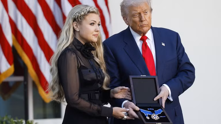 Tổng thống Trump cũng đã chỉ định ngày 14/10 - sinh nhật của Kirk - là Ngày Tưởng niệm Quốc gia dành cho Charlie Kirk. ong-trump-1.jpg