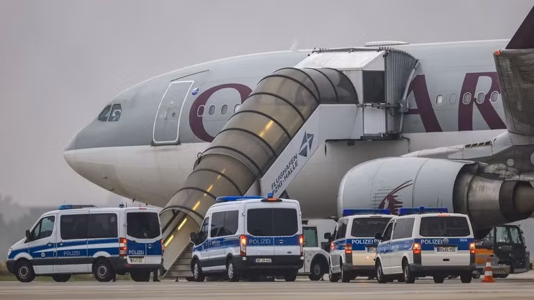 Berlin đã đưa 28 người Afghanistan về nước trên một chuyến bay thuê bao vào cuối tháng 8/2024 và 81 người trên một chuyến bay khác vào tháng 7/2025. Tất cả những người này đều là tội phạm bị kết án, theo tờ Bild. duc-2.jpg