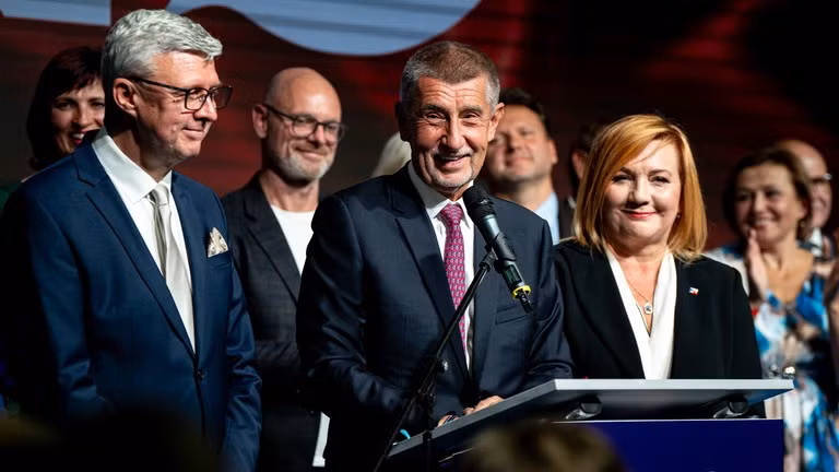 “Cộng hòa Séc sẽ không sử dụng ngân sách nhà nước để cung cấp vũ khí cho Ukraine”, ông Andrej Babis, người vừa giành chiến thắng trong bầu cử ở Cộng hoà Séc nói. sec-1.jpg