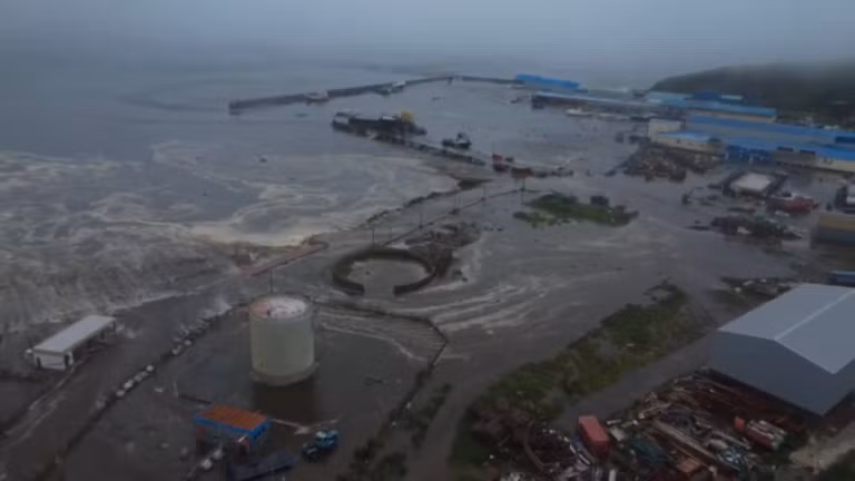 Trận động đất dưới biển, xảy ra vào khoảng 11 giờ 30 phút sáng (giờ địa phương) hôm 30/7, là trận động đất mạnh nhất được ghi nhận trong khu vực kể từ năm 1952, theo Cơ quan Địa vật lý thuộc Viện Hàn lâm Khoa học Nga. dong-dat-4.png