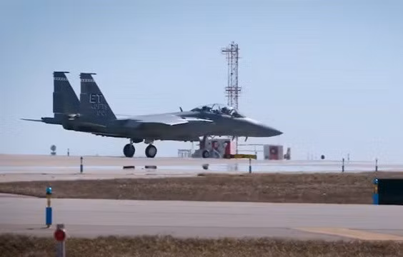 Các nhà phân tích quân sự Israel lưu ý, những máy bay này không chỉ mang nhiều vũ khí hơn những chiếc khác cùng loại, mà còn được trang bị để phóng tên lửa siêu thanh, khiến chúng trở nên không thể thiếu trong các cuộc xung đột có rủi ro cao trong tương lai. f15-10-3868.jpg