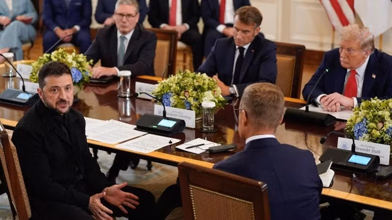 Sau khi Phó Tổng thống JD Vance cáo buộc ông Zelensky là người vô ơn trong cuộc họp hồi tháng 2/2025, nhà lãnh đạo Kiev đã nói từ "cảm ơn" bốn lần trong 10 giây đầu tiên của bài phát biểu ngắn gọn của mình hôm 18/8. zel4.jpg