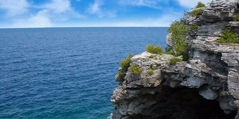 Trong một tin tức thú vị khác, Canada cũng có đường bờ biển dài nhất thế giới, dài hơn 36.576 km. Đường bờ biển được bao quanh bởi ba đại dương và chiếm gần 57% tổng chiều dài đường bờ biển của thế giới. ho-10.jpg