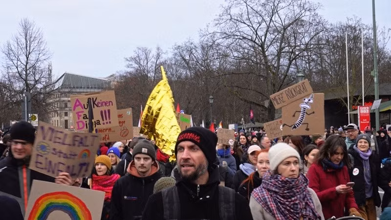 Theo Espreso TV, các cuộc biểu tình đã lan rộng đến các thành phố lớn, bao gồm Berlin và Munich, nơi những người biểu tình yêu cầu duy trì tính chất tự nguyện của nghĩa vụ quân sự. bitinh-7.jpg