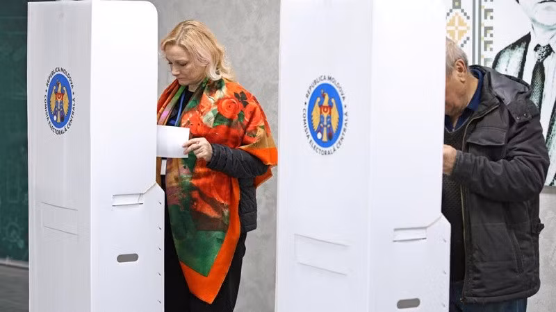 Cuộc bầu cử quốc hội đơn viện của Moldova, gồm 101 thành viên, đã bắt đầu vào ngày hôm nay (28/9). bau-cu-5.jpg