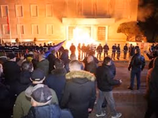 “Chúng ta sẽ cứu Albania khỏi Edi Rama, người đã đẩy đất nước vào cảnh nghèo đói và tham nhũng”, cựu Thủ tướng Berisha nói với đám đông. bieu-7.jpg