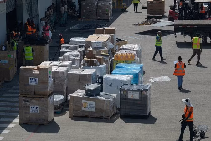 Ông Tufton cảnh báo rằng, bất kỳ ai tiếp xúc với nước lũ đều có thể gặp nguy hiểm, bao gồm "nông dân, người tham gia hoạt động dọn dẹp, người ứng phó khẩn cấp và những người khác di chuyển trong khu vực lũ lụt". benh-9.jpg