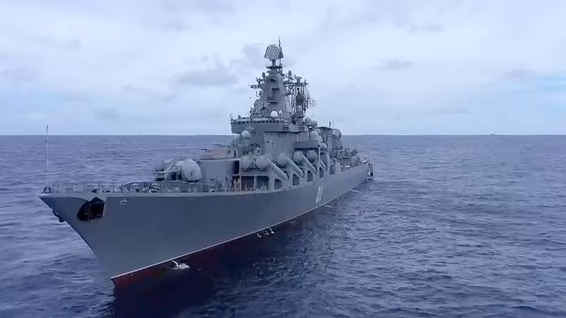 Hệ thống đẩy của Varyag bao gồm bốn tua bin khí, cùng nhau tạo ra tổng công suất đầu ra là 120.000 mã lực trục. Thiết lập đẩy này cho phép tàu tuần dương đạt tốc độ lên tới 32 hải lý (59 km/h). Sự kết hợp giữa tốc độ và khả năng cơ động cho phép Varyag thực hiện hiệu quả các vai trò của mình trong cả hoạt động tấn công và phòng thủ trên biển. Tàu Nga 8.png
