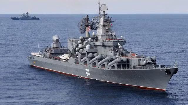 “Một hạm đội, bao gồm tàu tuần dương tên lửa Varyag và tàu khu trục Marshal Shaposhnikov, đã di chuyển thành công qua Kênh đào Suez, di chuyển từ Biển Địa Trung Hải sang Biển Đỏ”, PF xác nhận trong một thông báo được phát đi hôm 17/7. tàu Nga 1.jpg