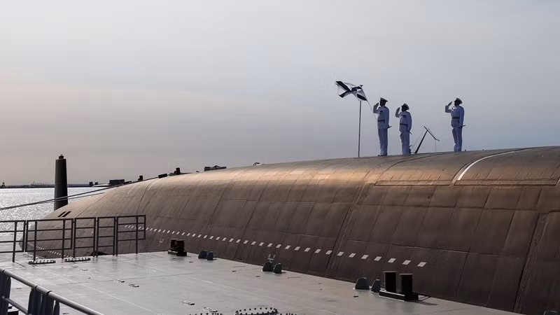 Lễ thượng cờ St. Andrew trên tàu ngầm Knyaz Pozharsky đã diễn ra hôm 24/7 tại Severodvinsk, nơi Tổng thống Nga Putin có mặt. Ông đã có bài phát biểu chào mừng, lắng nghe các báo cáo và cho phép thượng cờ. nga-2.jpg