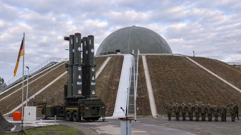 Thỏa thuận mua sắm hệ thống tên lửa phòng không Arrow 3 được Bộ Quốc phòng Đức và Israel ký kết vào ngày 17/8/2023, với sự chấp thuận của Mỹ theo khuôn khổ Bán hàng quân sự nước ngoài. ten-lua-1.jpg
