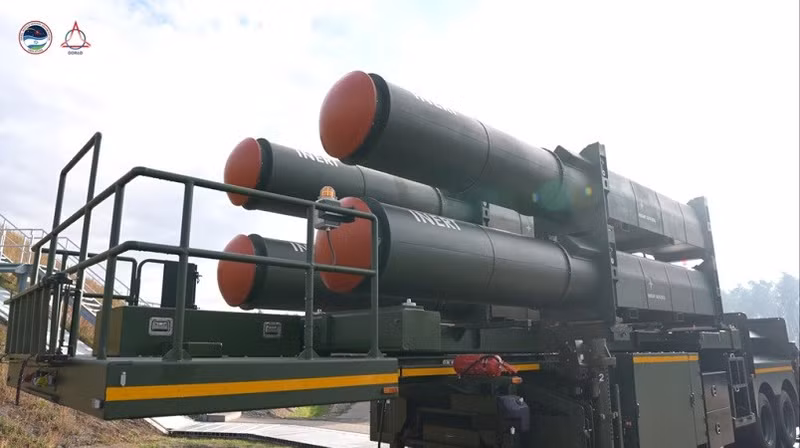 Arrow 3 được thiết kế để đánh chặn tên lửa đạn đạo ngoài khí quyển, hoạt động ở độ cao trên 100km, với tầm bắn khoảng 2.400km. Nó bổ sung cho hệ thống phòng không tầm ngắn hơn, lắp trên xe tải như Patriot và IRIS-T. ten-lua-12.jpg