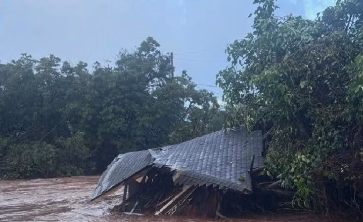 Thống đốc bang Hawaii đã ban hành một số thông báo khẩn cấp do bão lũ, và thời gian cứu trợ thiên tai sẽ có hiệu lực đến ngày 13/4. lu-7.jpg