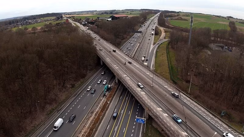 Tuyến đường bắt đầu từ Calais, Pháp, đi qua các thành phố, cảnh quan thiên nhiên và các khu vực lịch sử trước khi kết thúc tại Ridder, Kazakhstan, gần biên giới Nga và Trung Quốc. dg-1.jpg