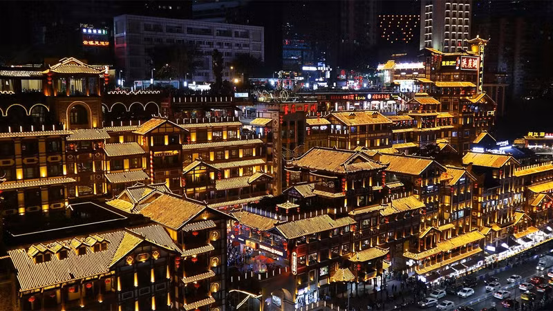 5. Trùng Khánh, Trung Quốc: Có dân số vào năm 2021 là khoảng 16,5 triệu người. Đến năm 2035, con số này sẽ tăng lên 20,5 triệu người. Thành phố này là trung tâm quan trọng của hoạt động quân sự của Trung Quốc, và do đó nổi tiếng là trung tâm nghiên cứu và phát triển xuất sắc. Trùng Khánh.jpg