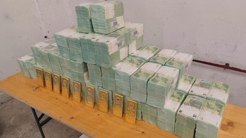 Trong khi đó, những lo ngại mới về tham nhũng ở Ukraine lại nổi lên sau khi nhà chức trách Hungary thu giữ hàng chục triệu USD tiền mặt và 9kg vàng từ các xe bọc thép của Ukraine gần Budapest tuần trước. thu-giu.jpg