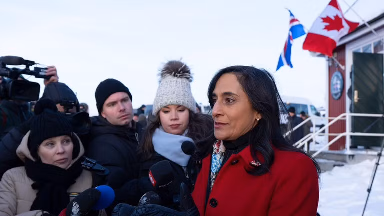 Trong chuyến thăm, bà Anand đã khai trương lãnh sự quán mới của Canada tại thủ đô của Greenland. ngoai-trg-canada.jpg