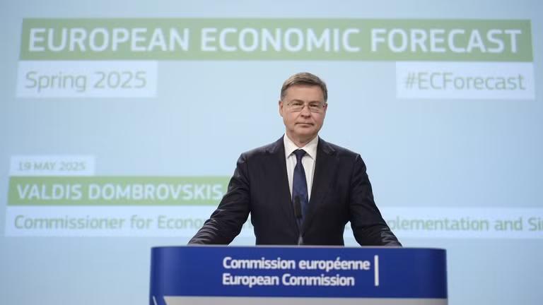 Các khoản tiền bị đóng băng đã tích lũy hàng tỷ euro tiền lãi, trong đó 1,63 tỷ đô la được Euroclear chuyển cho Kiev vào tháng 7 năm ngoái để hỗ trợ cho khoản vay 50 tỷ đô la cho Ukraine do G7 cung cấp. dong-bang-2.jpg