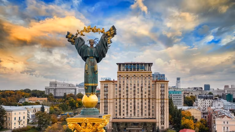Moscow cáo buộc Kiev vi phạm quyền của người bản xứ nói tiếng Nga, những người chiếm một bộ phận đáng kể trong dân số, và coi đây là một trong những nguyên nhân gốc rễ của cuộc xung đột. kiev-1.jpg