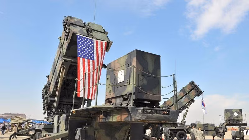 Động thái này ảnh hưởng đến hàng chục tên lửa đánh chặn Patriot, tên lửa không đối không Stinger và AIM, hàng trăm hệ thống Hellfire và GMLRS, hàng nghìn đạn pháo 155mm mà Mỹ đã cam kết với Kiev trước đó. my-2.jpg