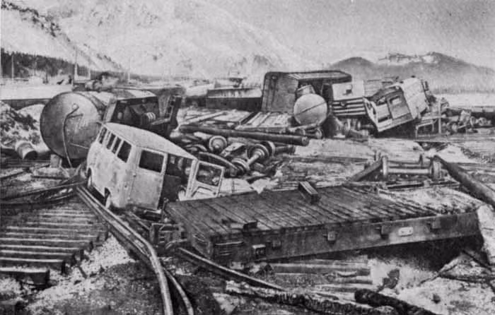 1. Kamchatka, Nga: Trận động đất năm 1952 với cường độ lên đến 9,0 độ richter đã phá hủy nhiều khu định cư dọc bờ biển, khiến hơn 2.300 người thương vong. Nó còn gây ra một trận sóng thần với những con sóng cao tới 15 mét. nga-1.jpg