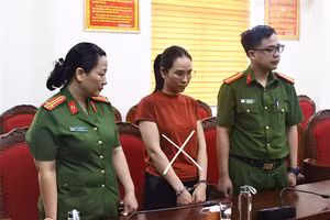 Ảnh: Vũ Thị Thúy tại cơ quan điều tra.