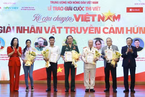 Trao giải Cuộc thi viết Kể câu chuyện Việt Nam.