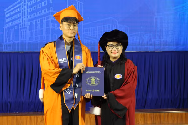 Kwon Jae Uk nhận bằng tại Lễ tốt nghiệp tháng 11/2025. Ảnh: HCMUSSH