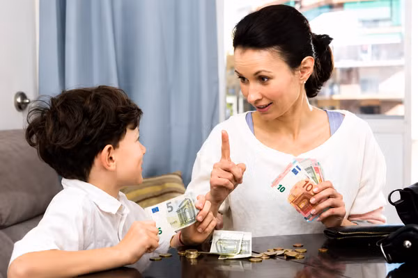 Bên cạnh ý nghĩa giáo dục, những khoản chi được ghi lại đôi khi cũng tạo áp lực đối với con trẻ. Ảnh: ITN.