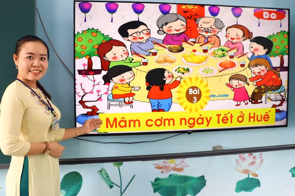 Giáo viên Trường Tiểu học Thới Bình B (xã Thới Bình, Cà Mau) đứng lớp giảng dạy về ý nghĩa mâm cơm ngày Tết. Ảnh: Quách Mến