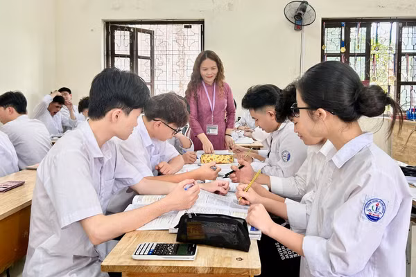 Cô và trò lớp 12, Trường THPT Vị Xuyên.